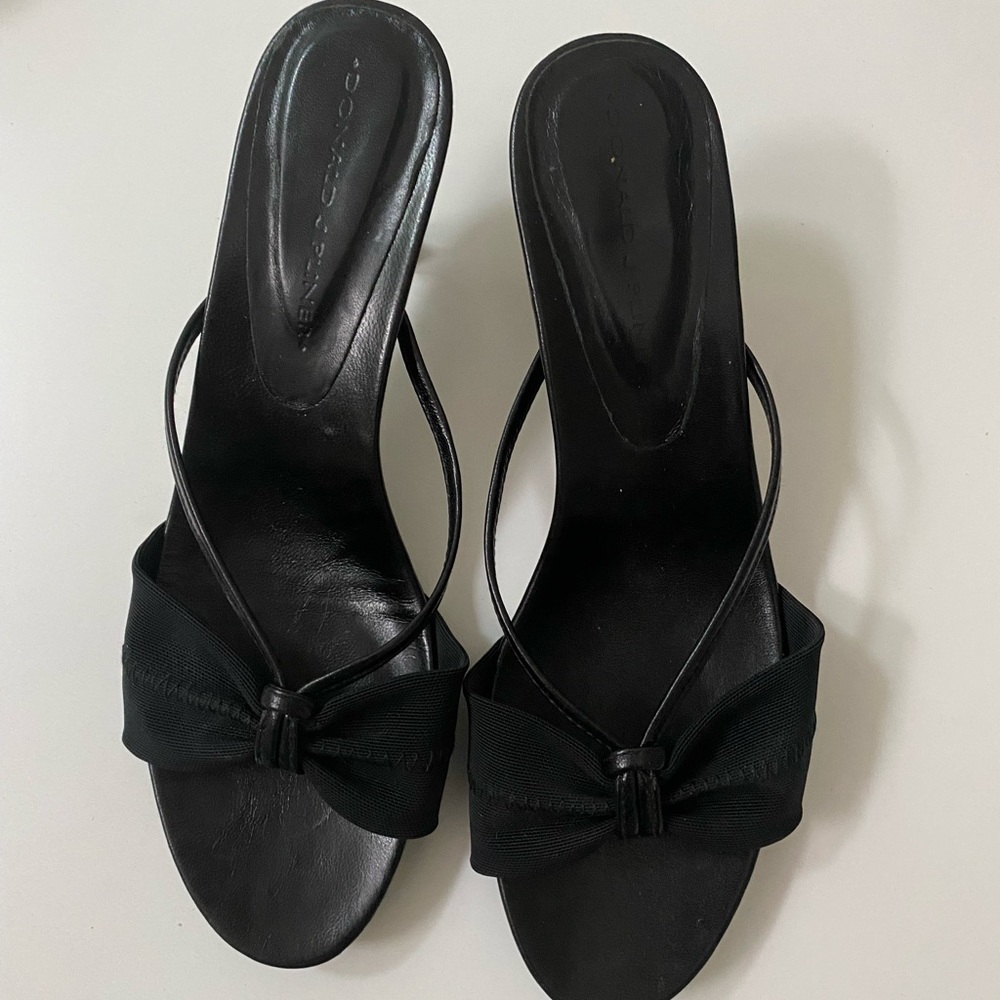 Pretty vintage Donald J Pliner heels with beautiful bow design.